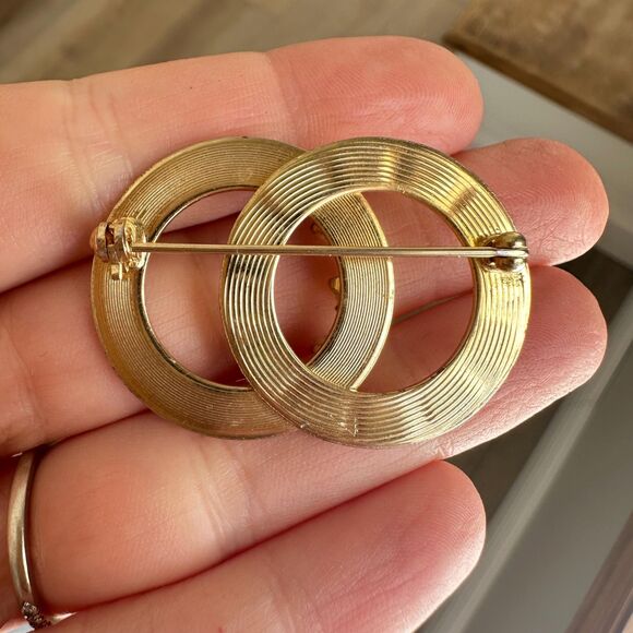 Vintage Double Ring Gold Tone Pearl Brooch Pin - Picture 4 of 5